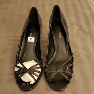 11M Karen Scott Black Leather Heels